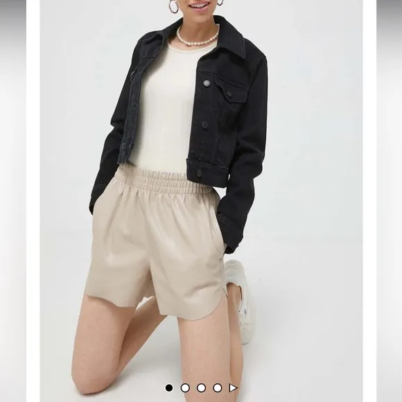 Abercrombie &amp; fitch vegan leather dolphin hem shorts cream size medium nwot