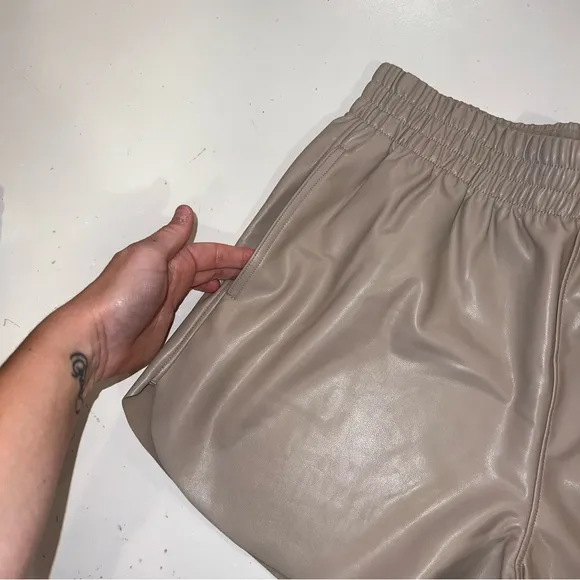 Abercrombie &amp; fitch vegan leather dolphin hem shorts cream size medium nwot