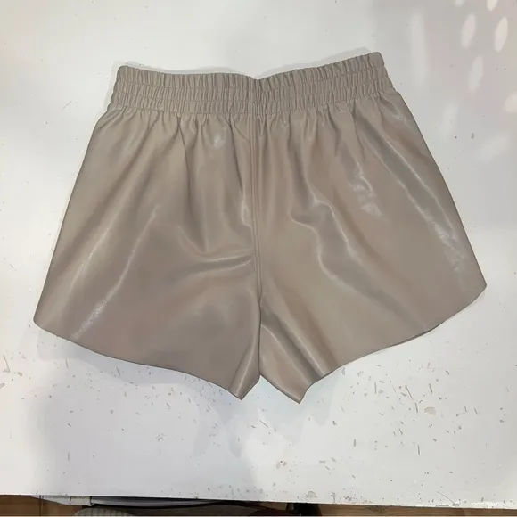 Abercrombie &amp; fitch vegan leather dolphin hem shorts cream size medium nwot
