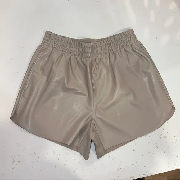 Abercrombie &amp; fitch vegan leather dolphin hem shorts cream size medium nwot