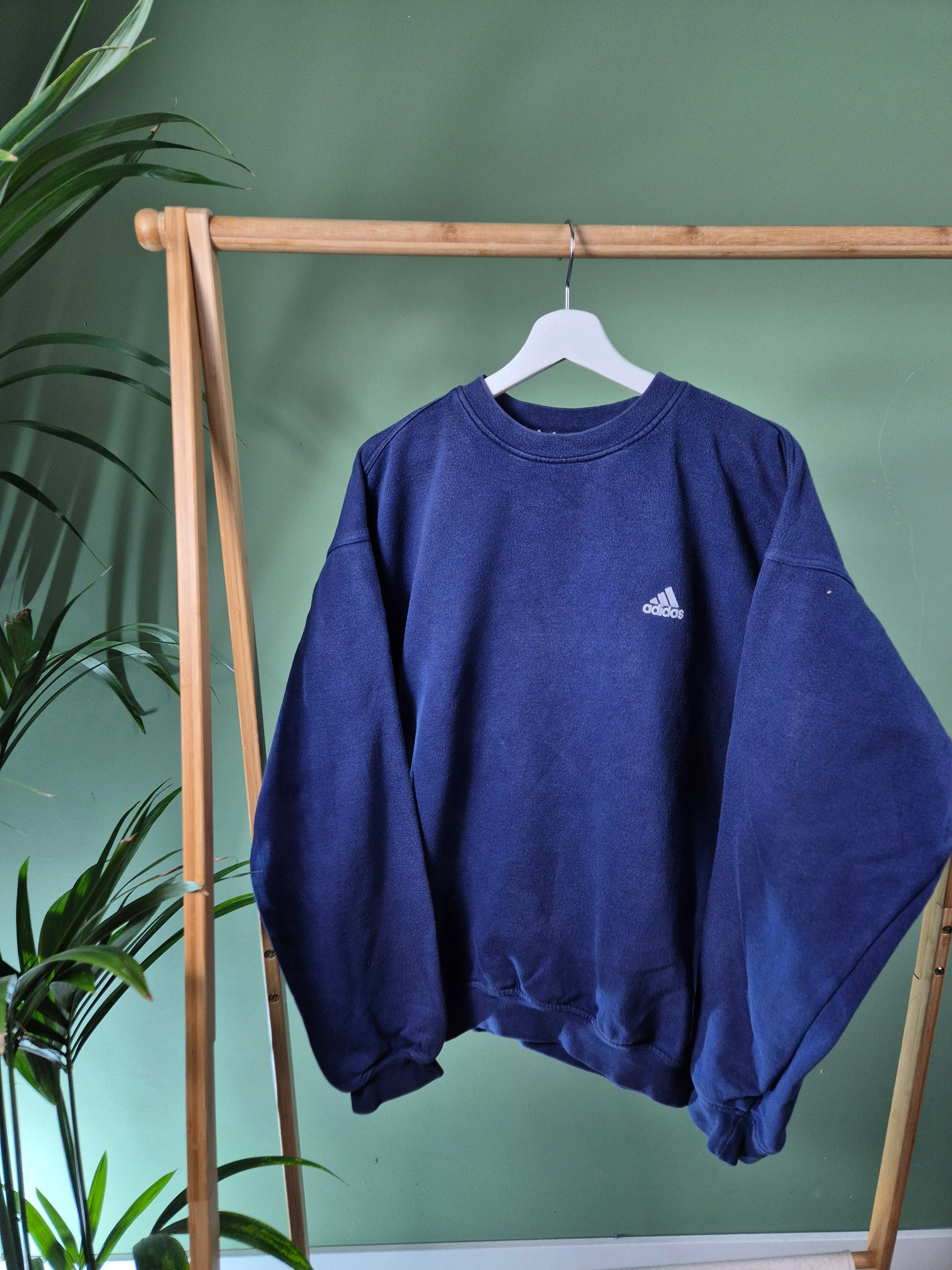Adidas 90s chest logo sweater maat L