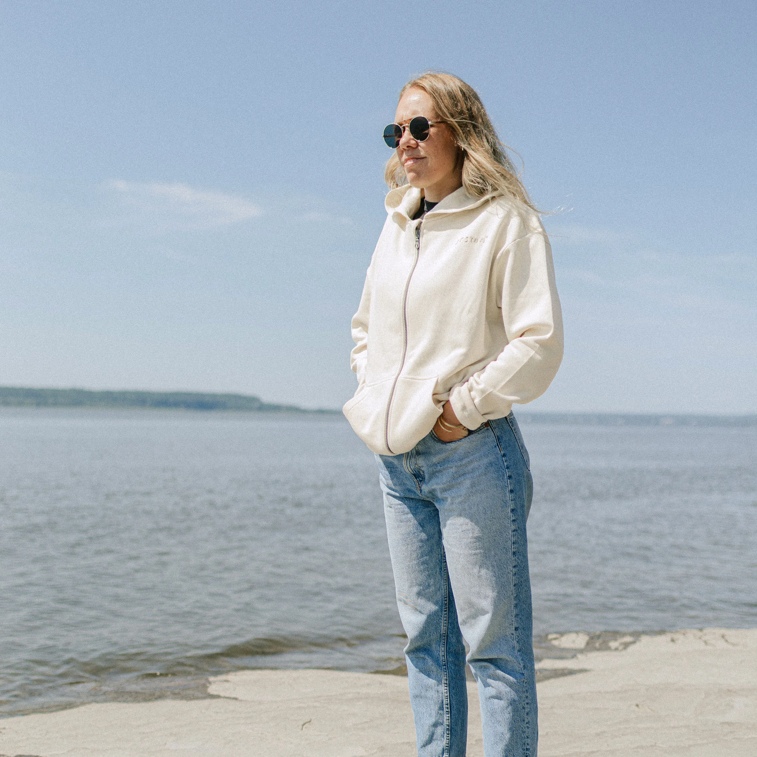 Chandail à capuchon et fermeture éclair crème en coton ouaté, adulte || Cream hoodie with a zipper in cotton, adult