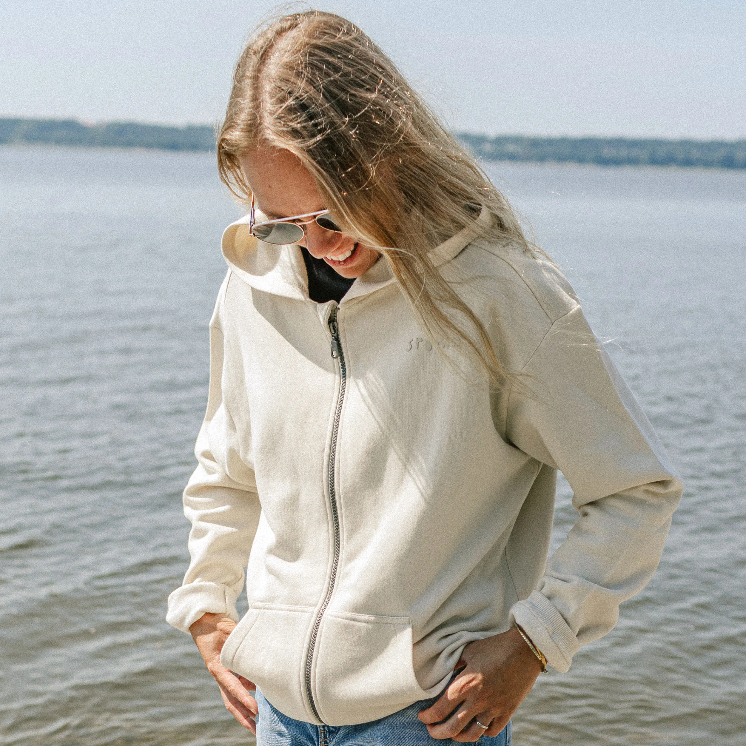 Chandail à capuchon et fermeture éclair crème en coton ouaté, adulte || Cream hoodie with a zipper in cotton, adult