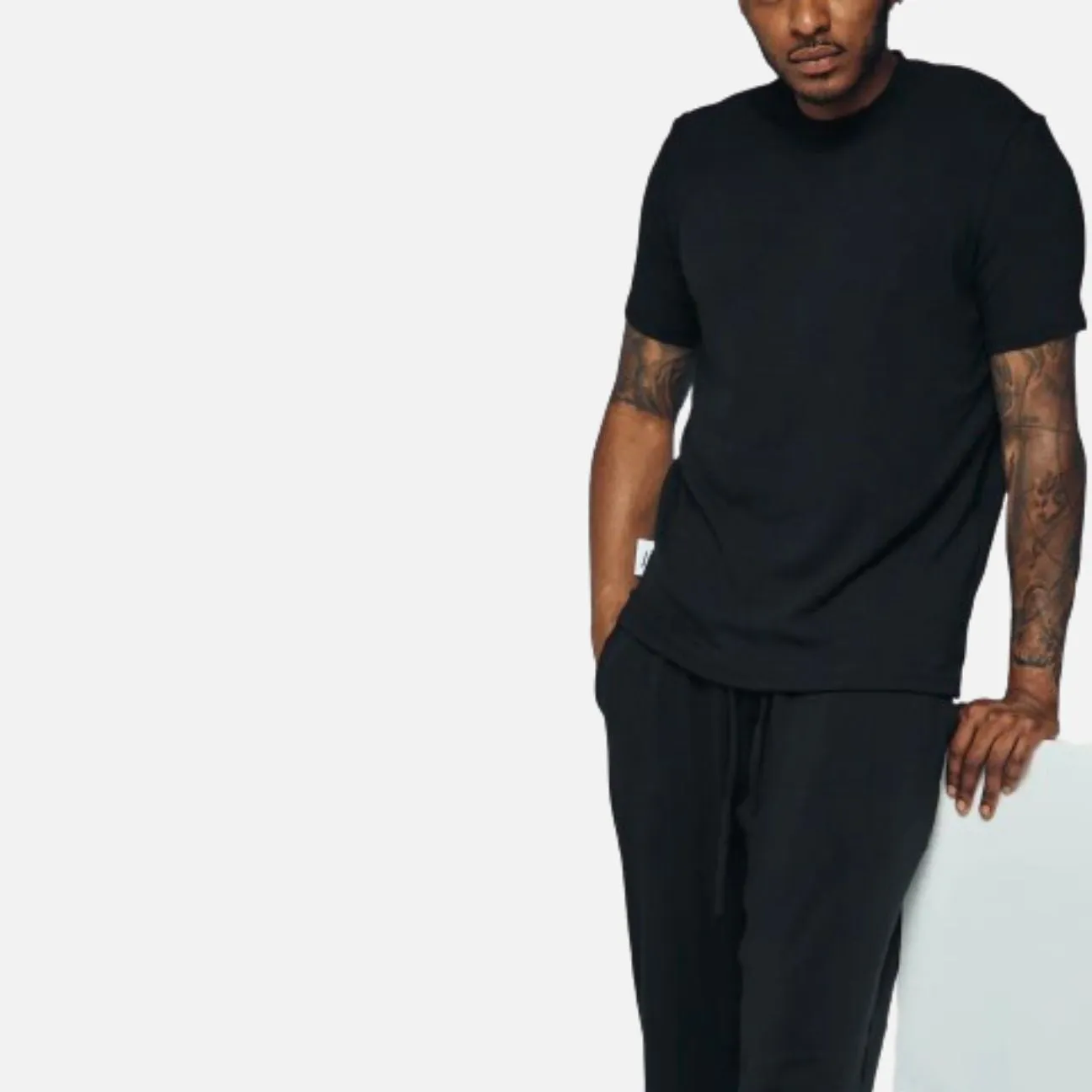 HUG ME TEE Black