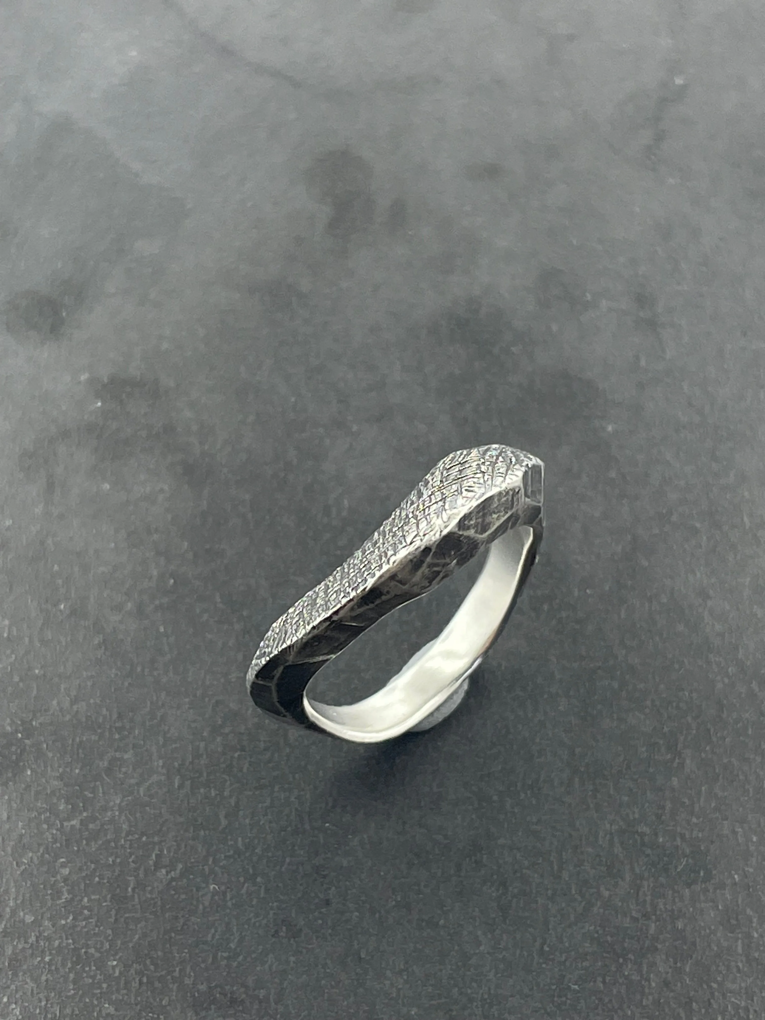 In Flow ring with crosshatching