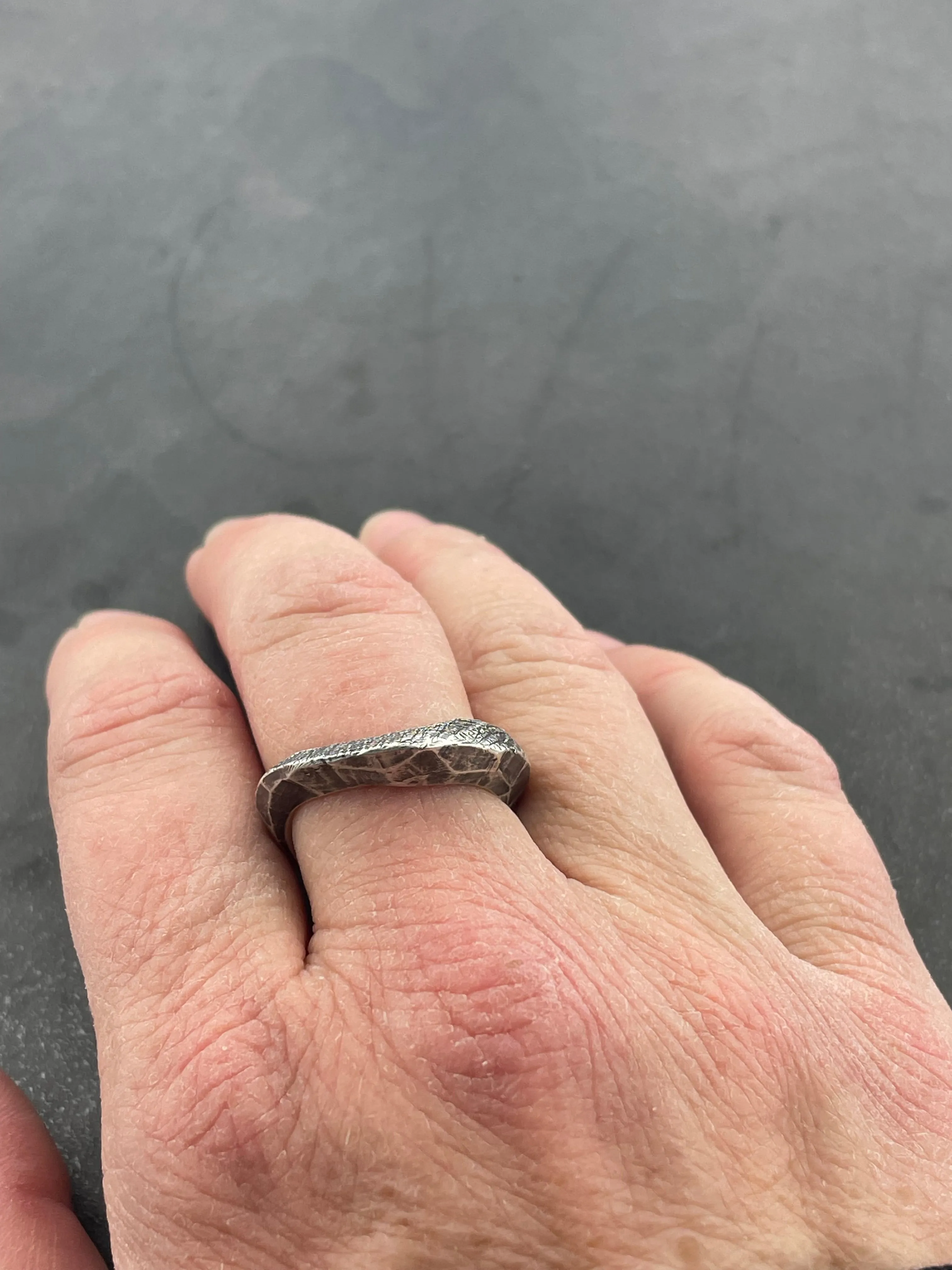 In Flow ring with crosshatching