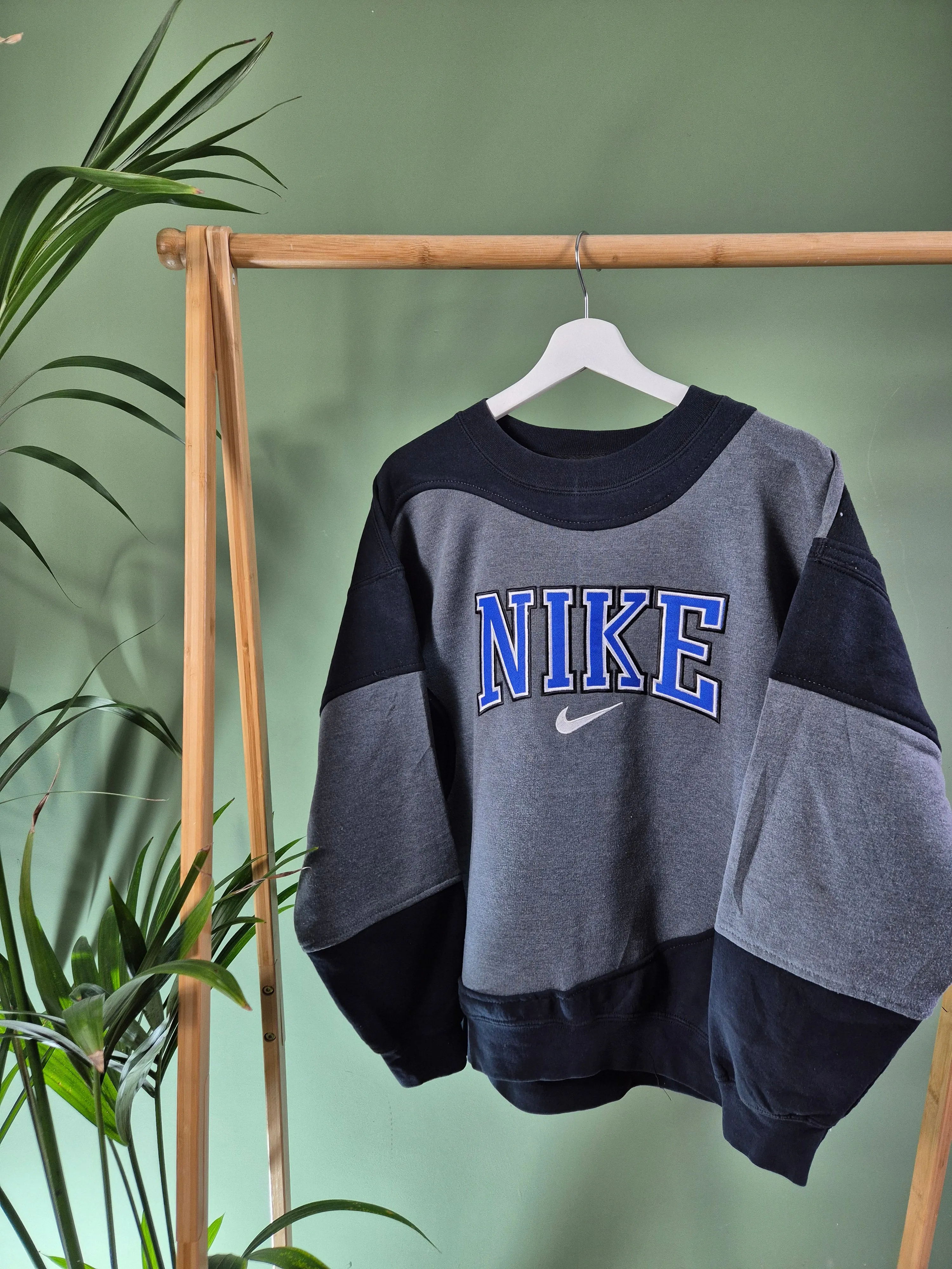 Nike 90s spell out rework sweater maat L