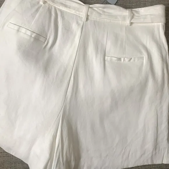 NWT ANTONIO MELANI “Amee” Belted Linen Shorts in White, Size 14